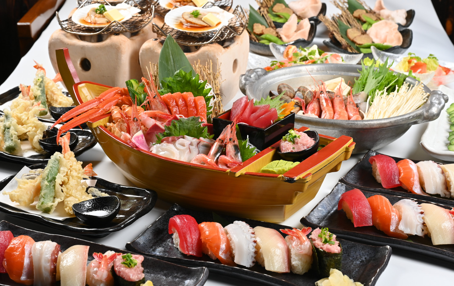豪華船盛７点刺身と海鮮寄せ鍋の寿司盛り宴会